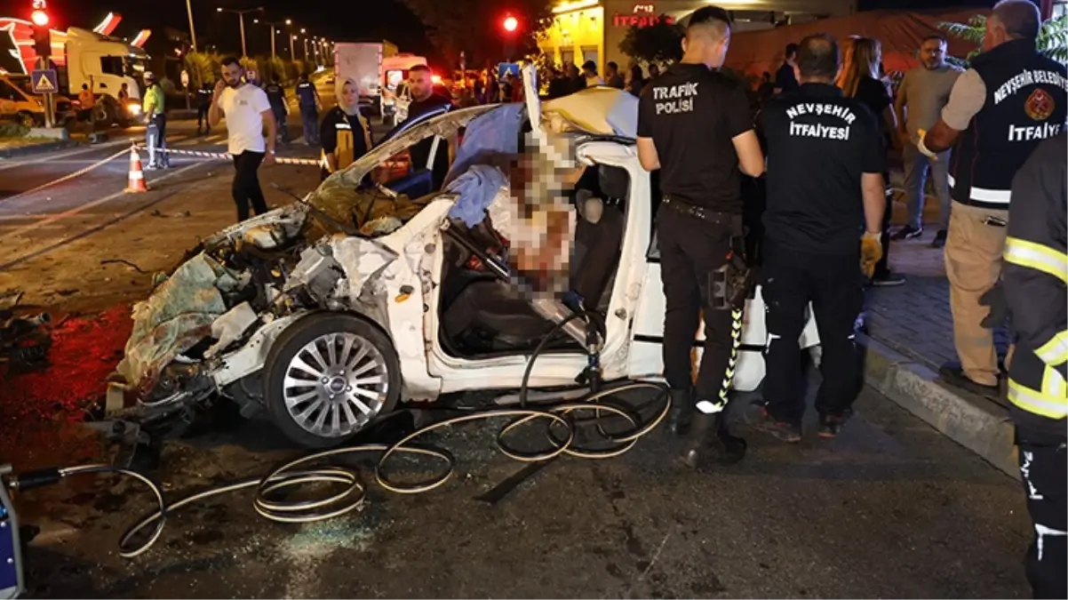 Otomobil tıra arkadan çarptı: 2 ölü 3 ağır yaralı