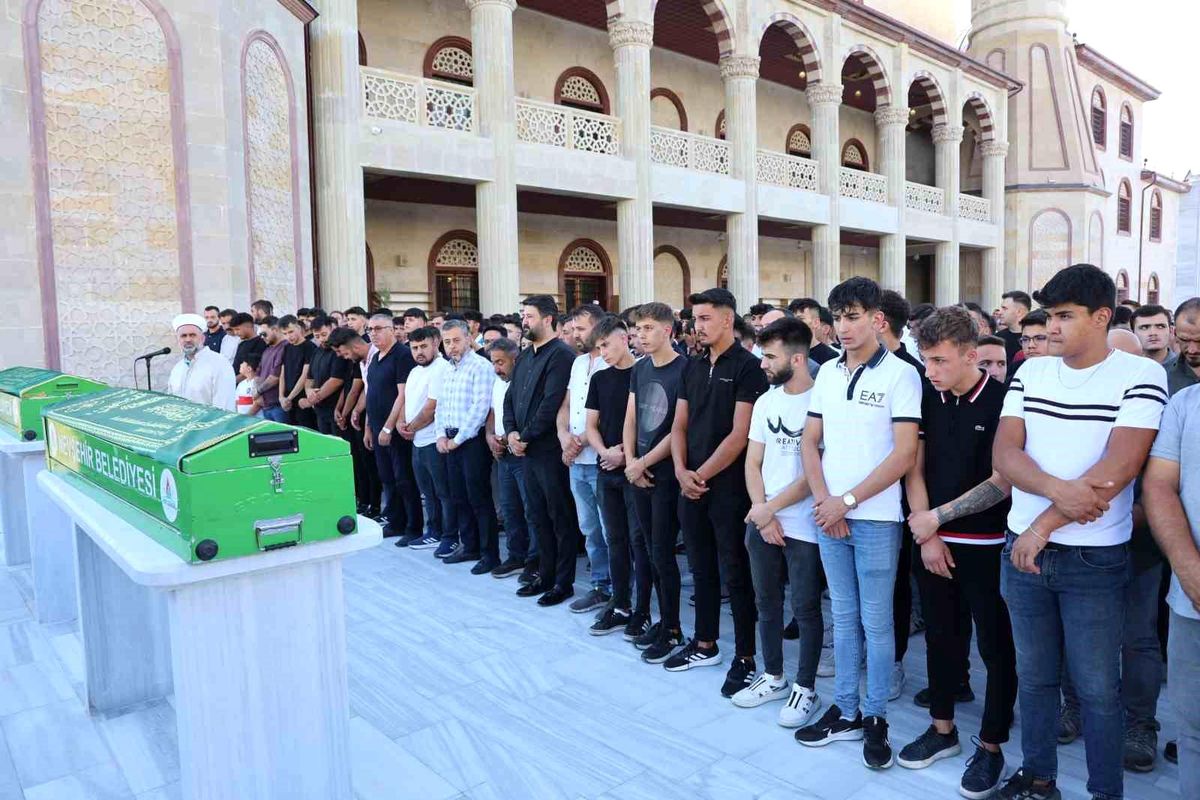 Nevşehir\'de trafik kazasında hayatını kaybeden kardeşler toprağa verildi