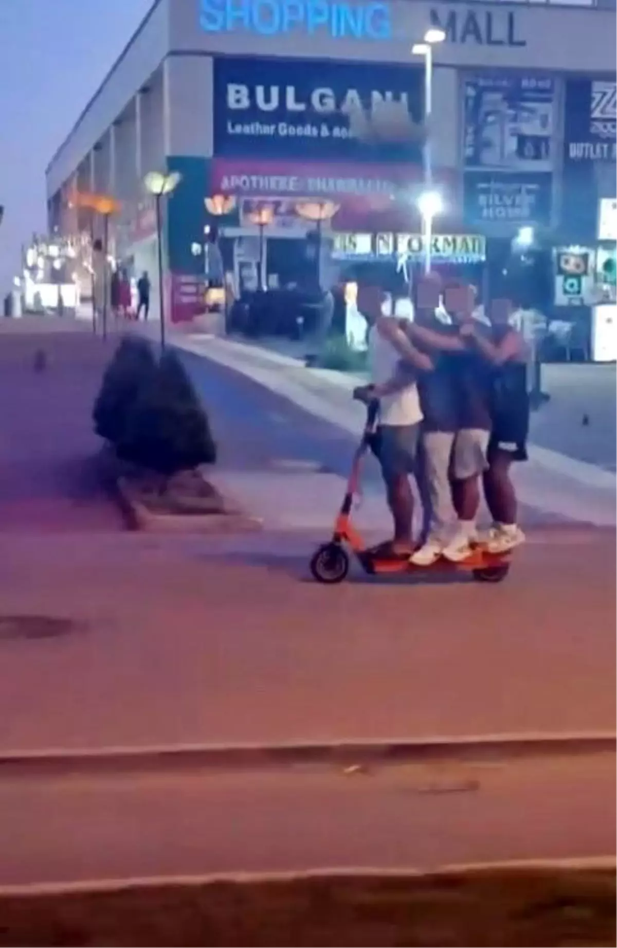 Antalya\'da Tehlikeli Elektrikli Scooter Yolculuğu