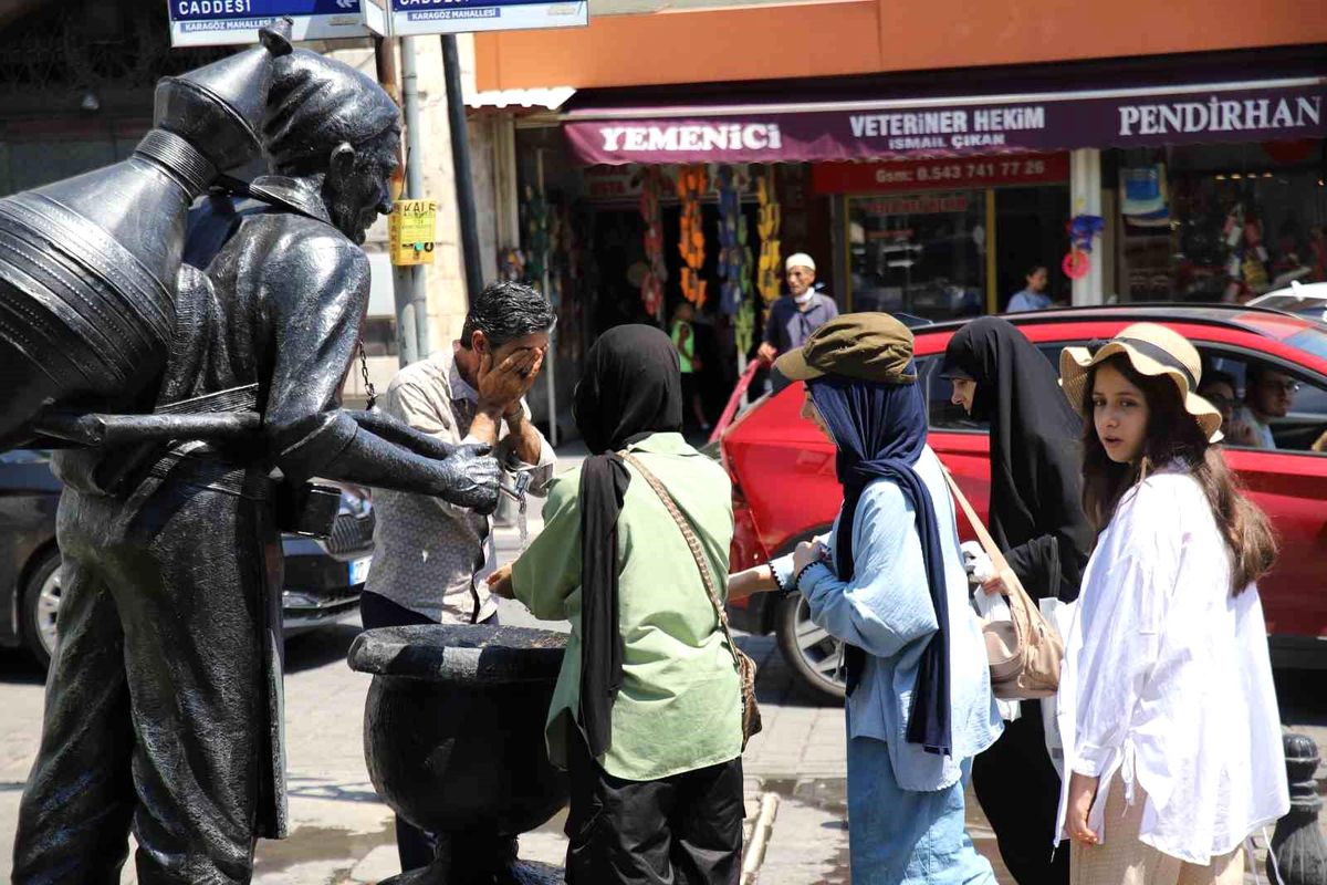 Gaziantep\'te Sıcaktan Bunalan Vatandaşlar Serinlemek İçin Çeşme Başlarına Akın Etti