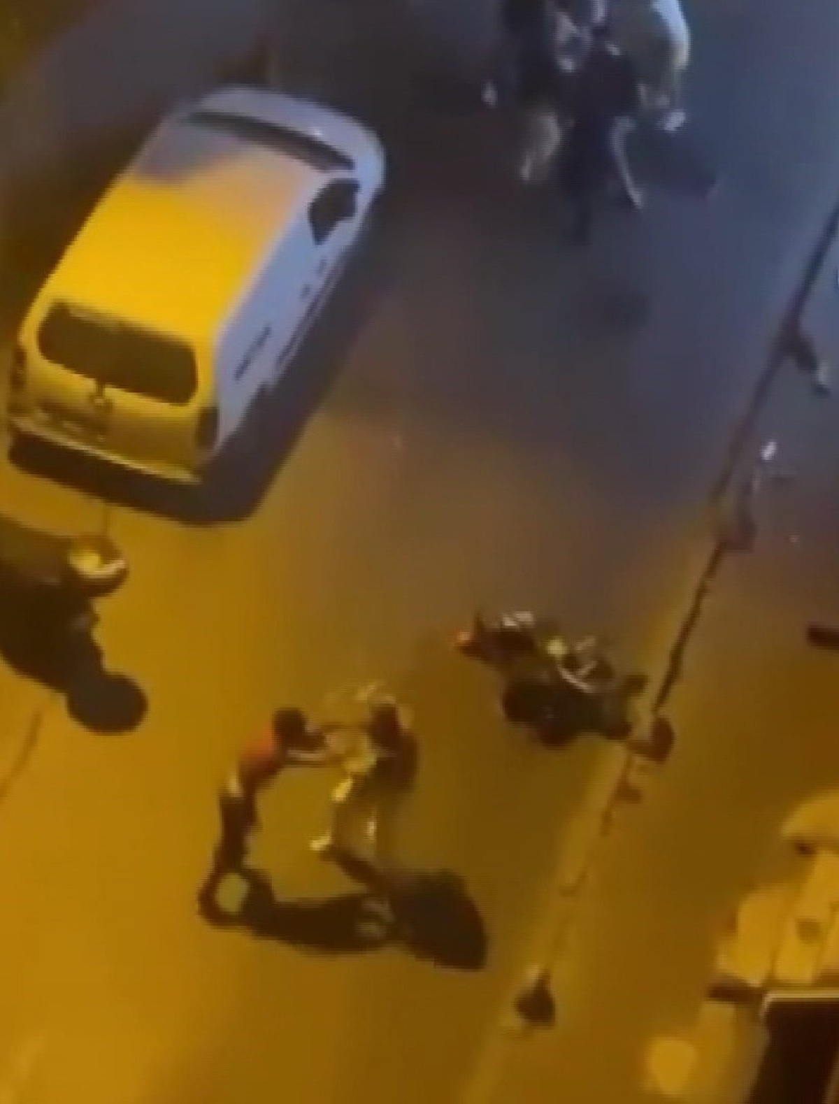 Şişli\'de Tekmeli Yumruklu Kavga: Bıçak da Kullanıldı