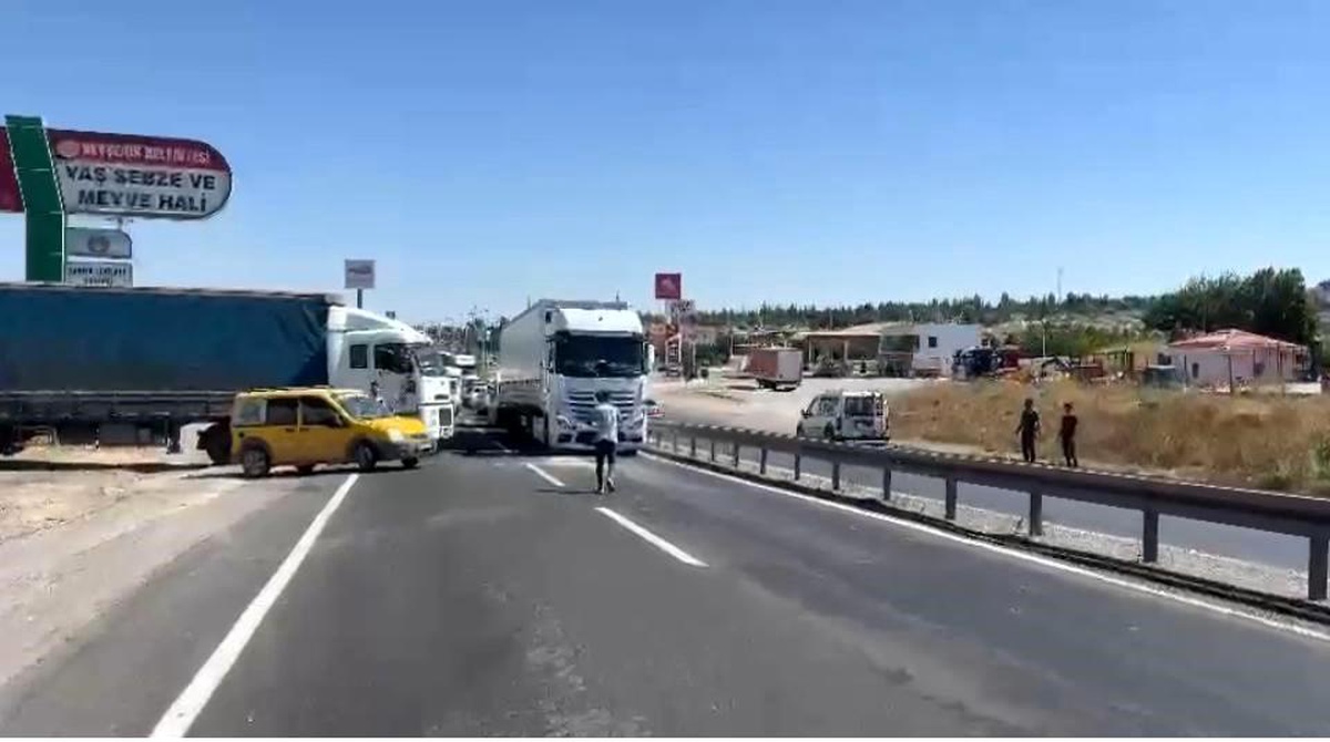 Nevşehir\'de Tır Trafiği Kapattı, Kaza Meydana Geldi