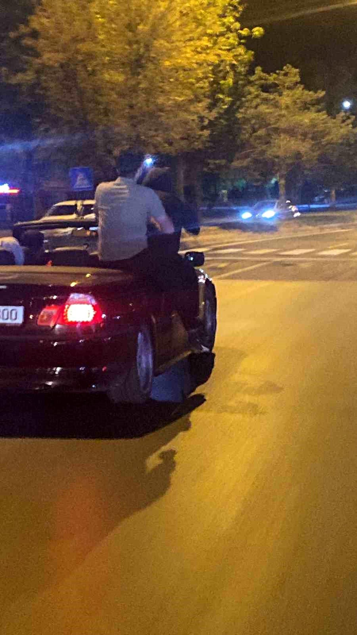 Kayseri\'de Üstü Açık Arabadan Sarkarak Trafiği Tehlikeye Sokanlara Cezalar Yağdı
