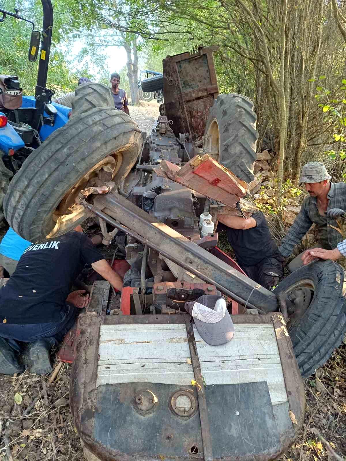 Bolu\'da Orman Yolunda Traktör Devrildi, Sürücü Yaralandı