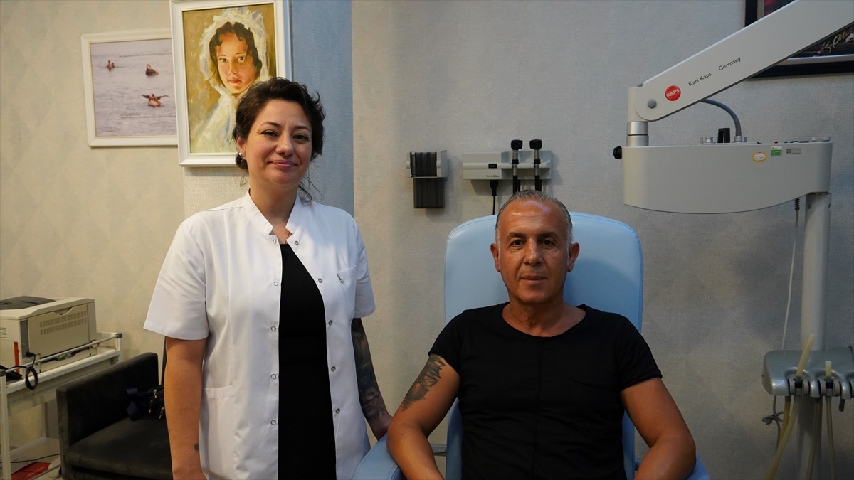 İzmir\'de 10 Yıldır Tükürük Bezi İltihabıyla Mücadele Eden Hastaya Kortizon Tedavisi