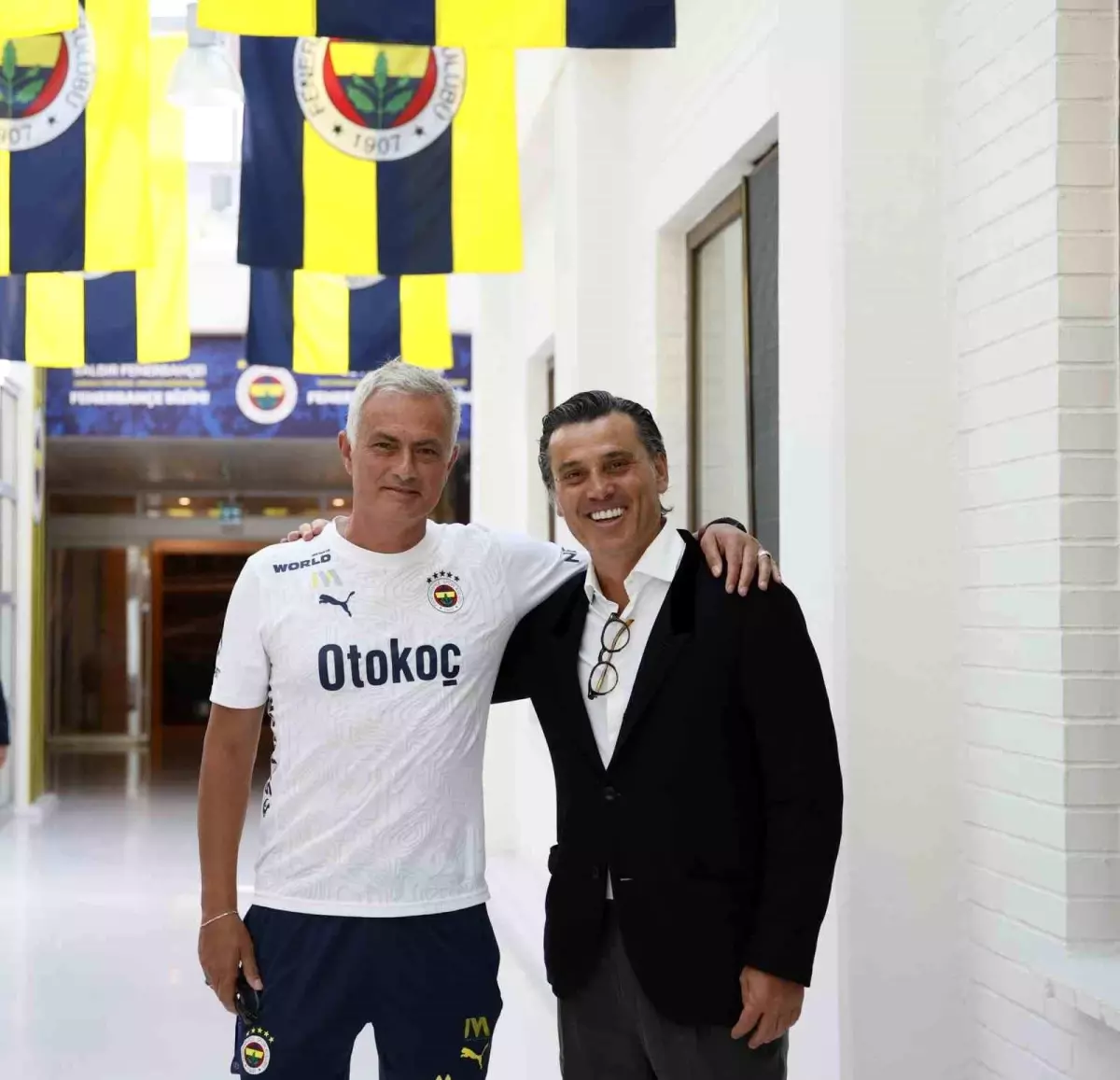 A Milli Futbol Takımı Teknik Direktörü Vincenzo Montella, Fenerbahçe Teknik Direktörü Jose Mourinho ve futbolcularla bir araya geldi