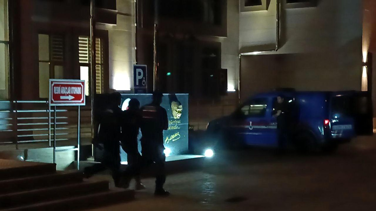 Adana\'da yanan otomobilde ceset bulundu, 1 kişi tutuklandı