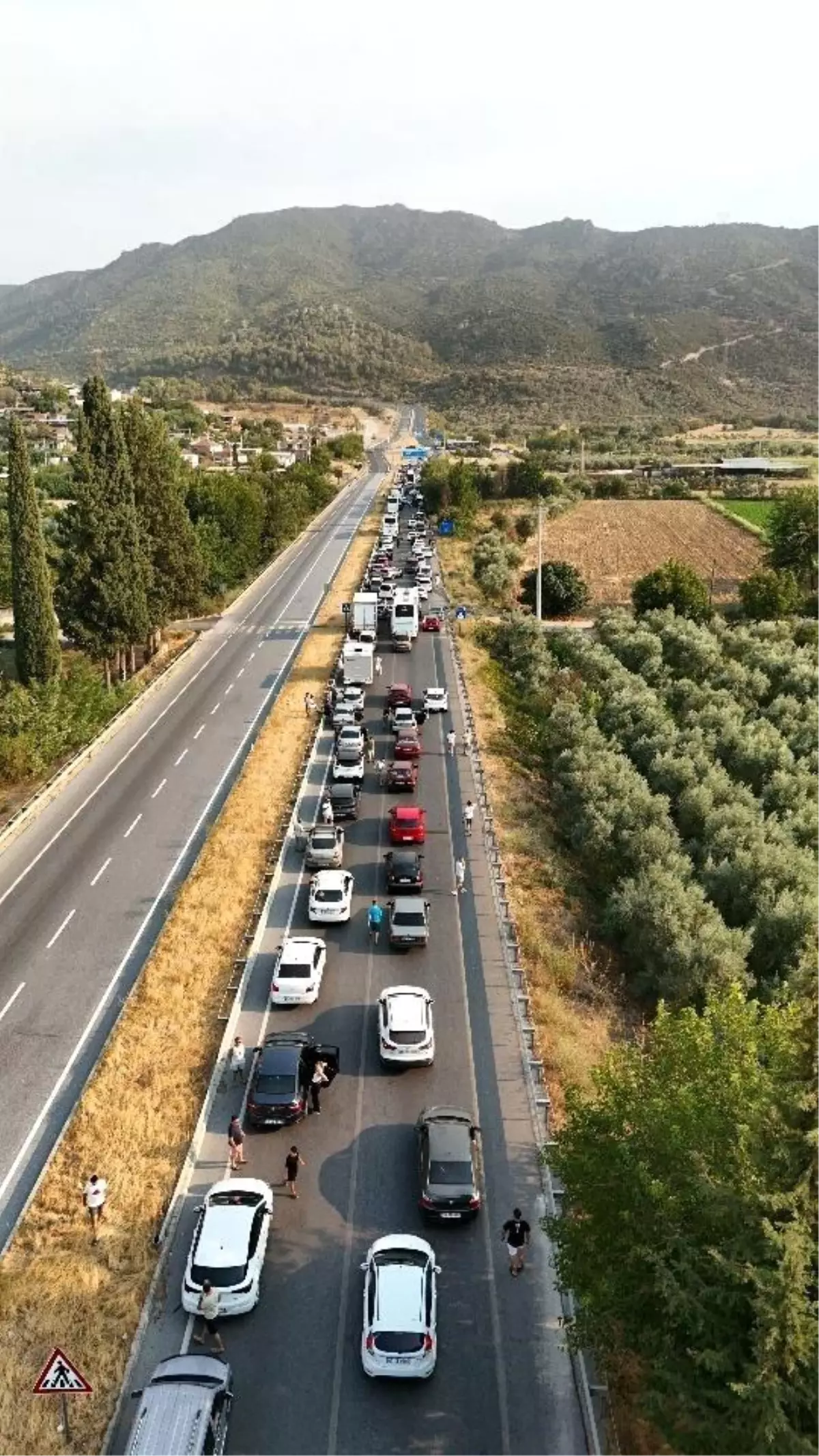 Muğla Yatağan\'da çıkan yangın nedeniyle Aydın-Muğla yolunda trafiğe kapatma kararı alındı