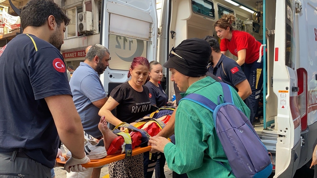 Zonguldak\'ta Sürücüsü Fenalaşan Otomobilin Çarptığı Kazada 2 Kişi Yaralandı