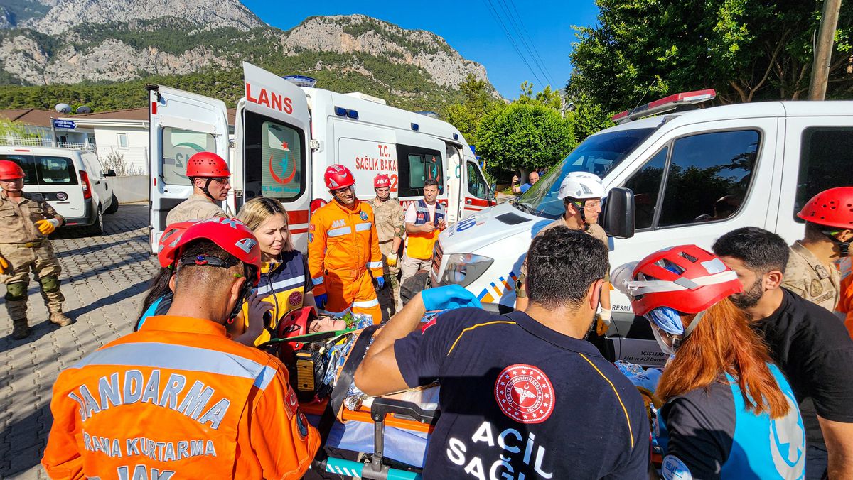 Antalya\'da 6 Büyüklüğündeki Deprem Tatbikatı Gerçeğini Aratmadı