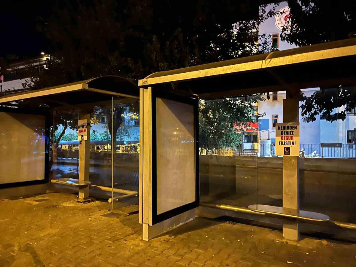 İsrail\'in Gazze Şeridi\'ndeki saldırılarına karşı Aydın\'da pankart asıldı