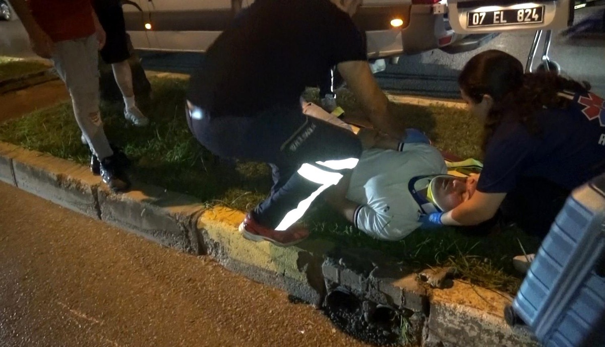 Antalya\'da motosikletler çarpıştı: Sürücüler yaralandı