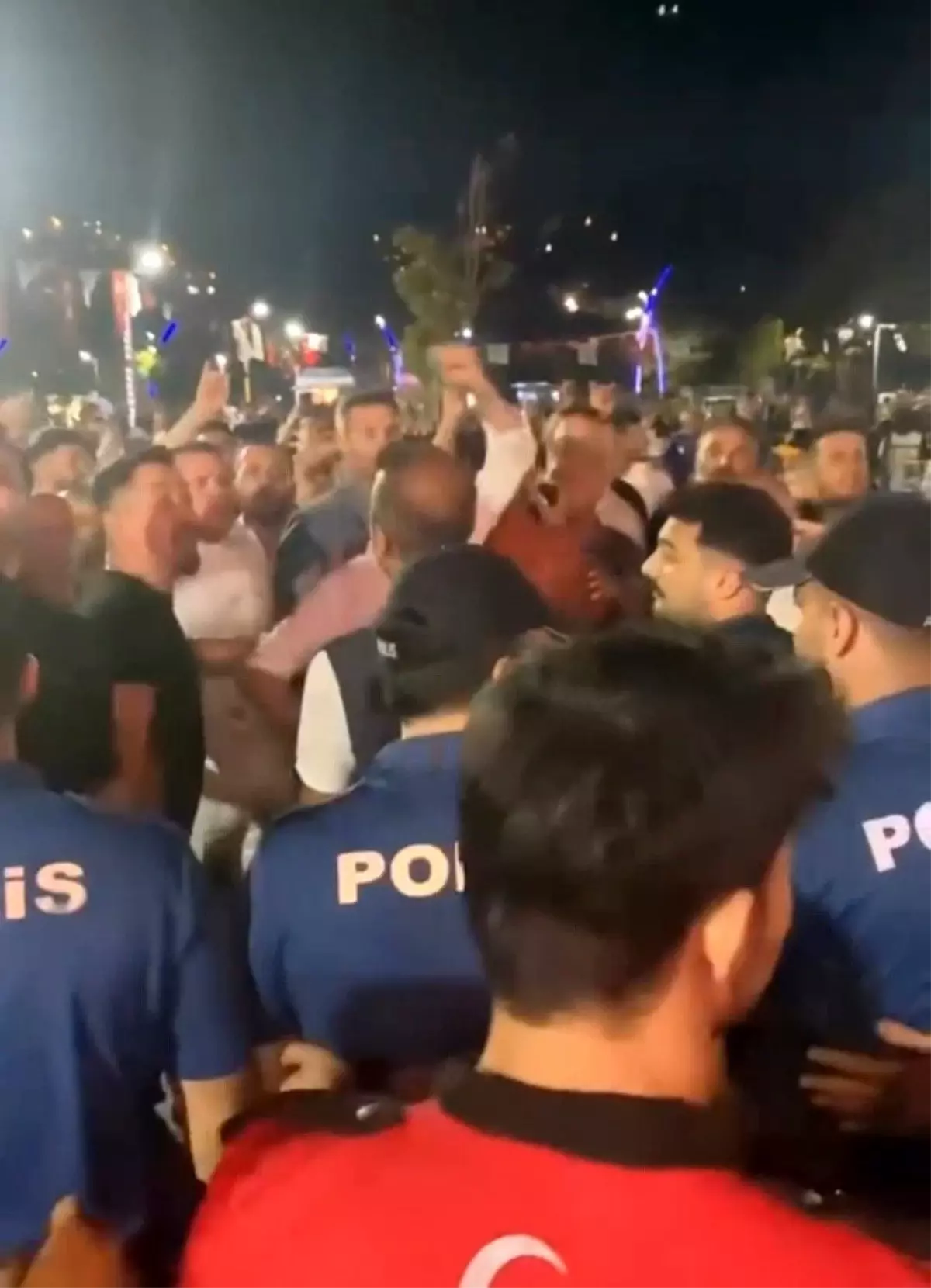 Suavi, Beykoz\'da terörist taziyesine gitmesi nedeniyle protesto edildi