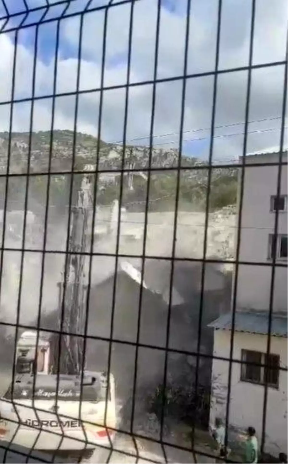 Hatay\'da depremde ağır hasar alan binanın yıkımı sırasında kepçe operatörünün canını son anda kurtardığı anlar kameraya yansıdı