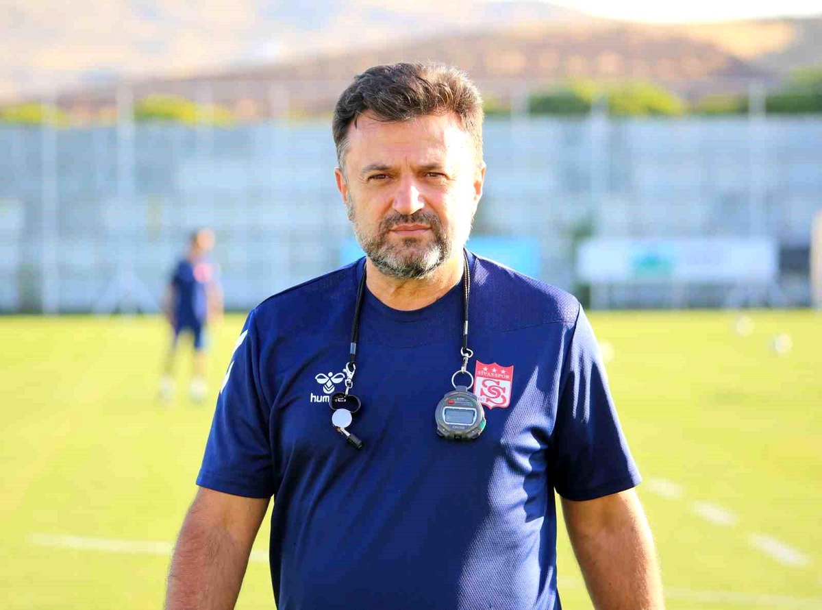 Sivasspor Teknik Direktörü Bülent Uygun, Rey Manaj\'a gelen transfer tekliflerini açıkladı