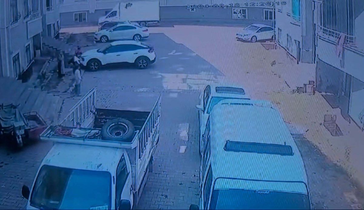 Muş\'ta park halindeki otomobili itekleyen çocuklar ölüme davetiye çıkardı