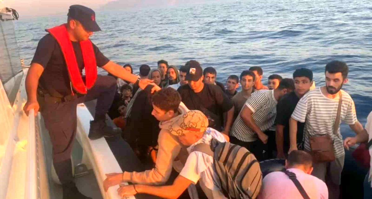 Muğla Sahil Güvenlik, Arızalanan Lastik Botla Düzensiz Göçmenleri Kurtardı