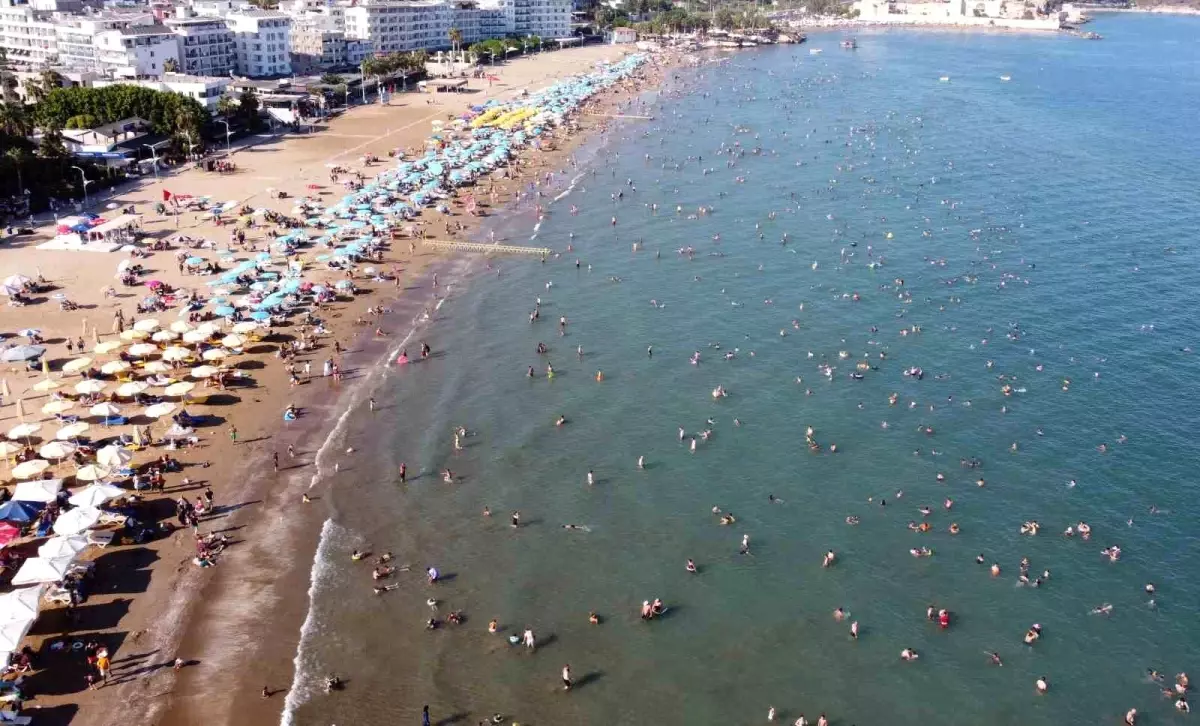 Mersin\'in Kızkalesi\'nde Tatilcilerin Yoğunluğu Dikkat Çekiyor