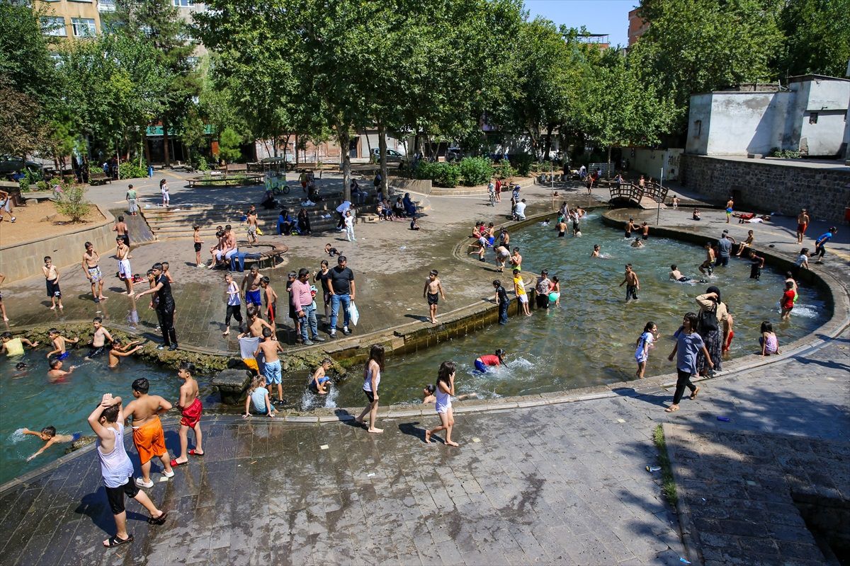 Diyarbakır\'da Sıcak Hava Hayatı Olumsuz Etkiliyor