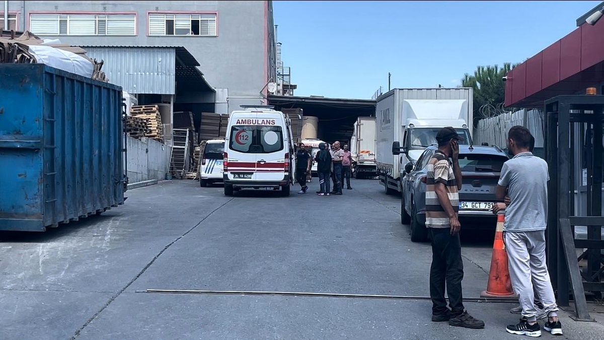 İstanbul Esenyurt\'ta Ambalaj Fabrikasında Kaza: 1 Ölü, 1 Yaralı