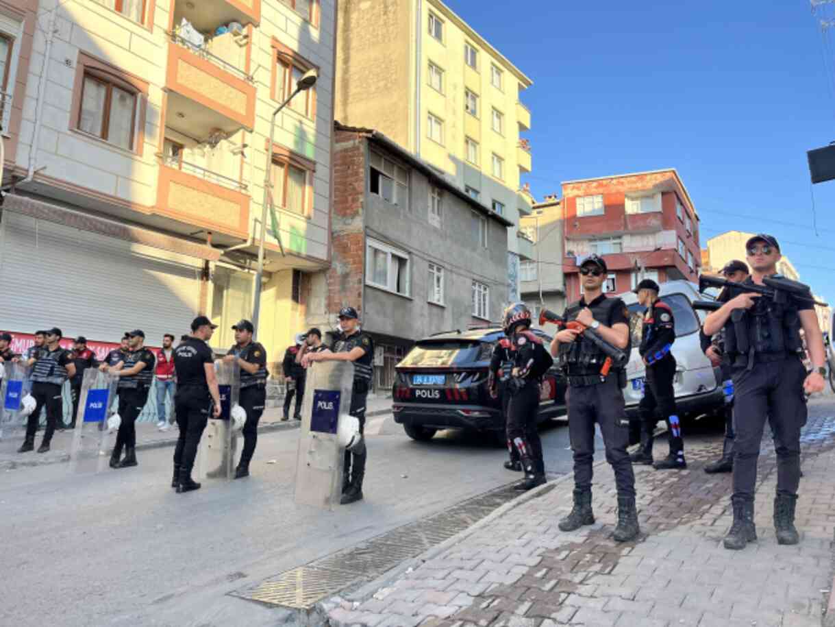 Esenyurt'ta İş Yerinde Taciz İddiası: İş Yeri Sahibi Gözaltına Alındı Esenyurt'ta İş Yerinde Taciz İddiası: İş Yeri Sahibi Gözaltına Alındı