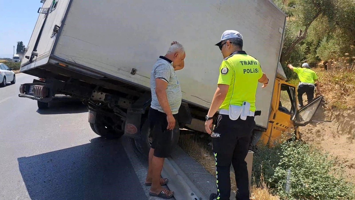 Aydın\'da kamyonet su kanalına düştü