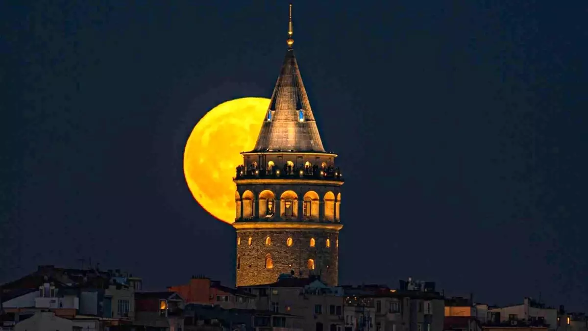 İstanbul\'da Galata Kulesi ile Dolunay Manzarası