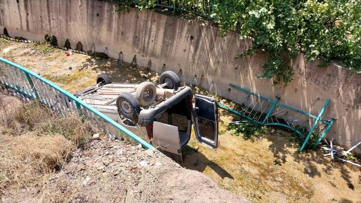 Gümüşhane\'de Hafif Ticari Araç Dere Yatağına Yuvarlandı: 1 Ölü, 2 Yaralı