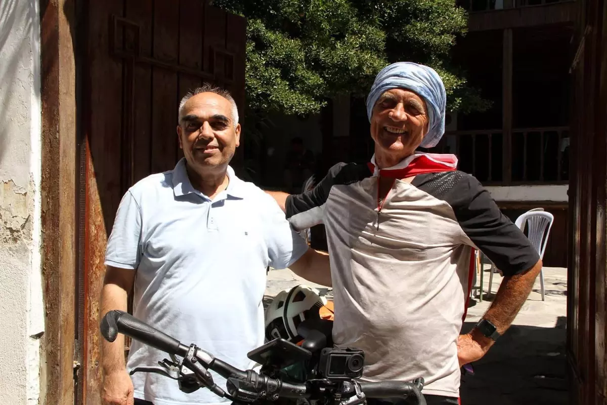 Almanya\'da yaşayan gurbetçi bisikletiyle Kula\'ya geldi