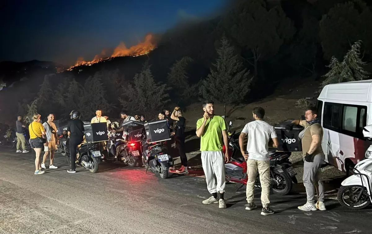 İzmir\'deki yangında moto kuryeler afetzedelere destek oldu