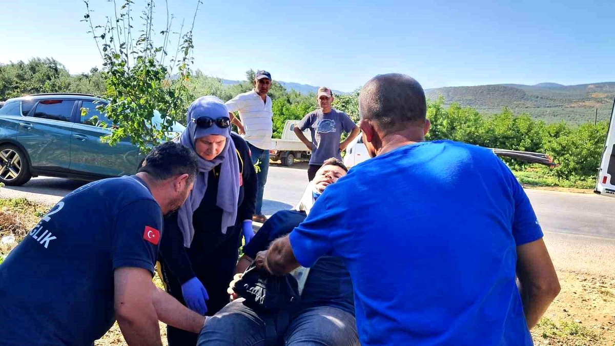Bursa\'da Otomobil Sebze Tezgahına Çarptı: 2 Yaralı