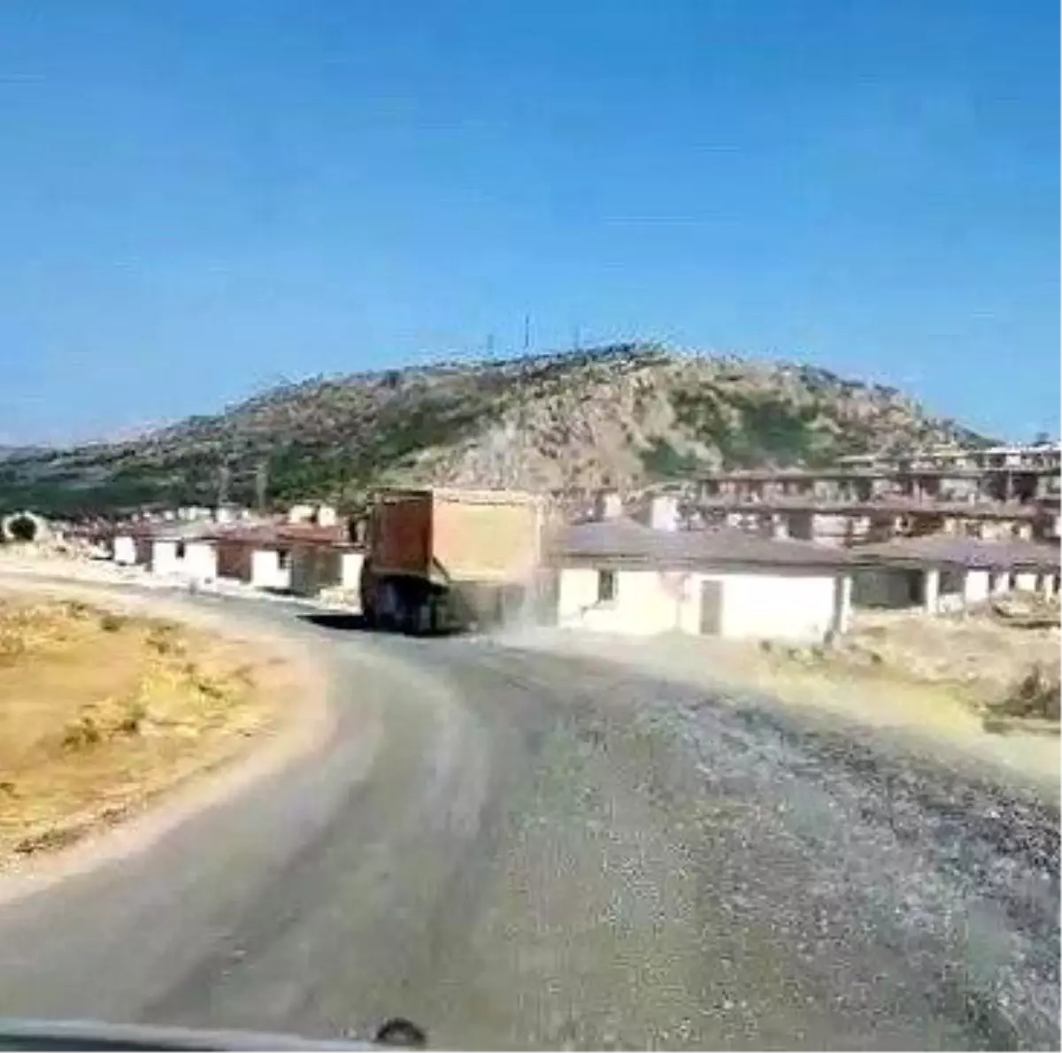 Adıyaman\'da Kamyonun Yola Döktüğü Mıcırlar Tepkilere Neden Oldu