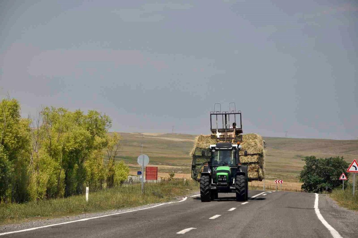 Kars\'ta Ot Yüklü Traktörler Trafikte Tehlike Yaratıyor