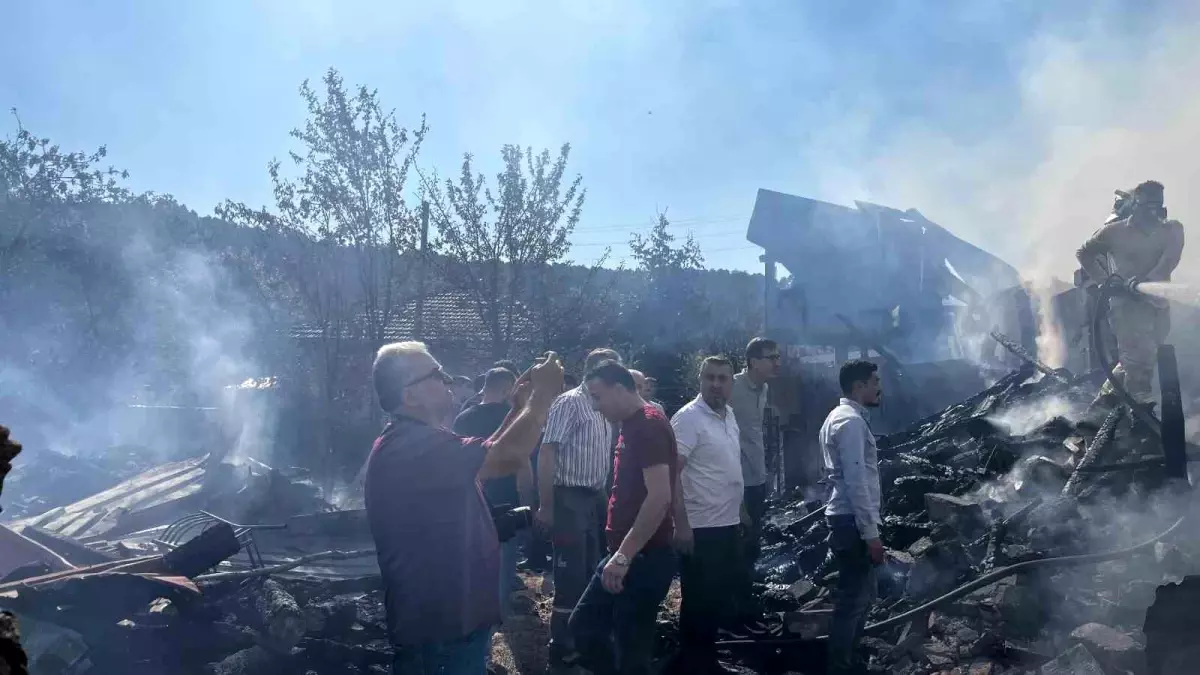 Kastamonu Tosya\'da çıkan yangında üç ev yanarken bir genç kayboldu