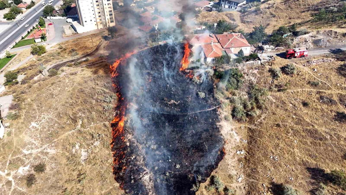 Kayseri\'de Dağlık Alanda Çıkan Anız Yangınında Ev Tehlikeye Girdi