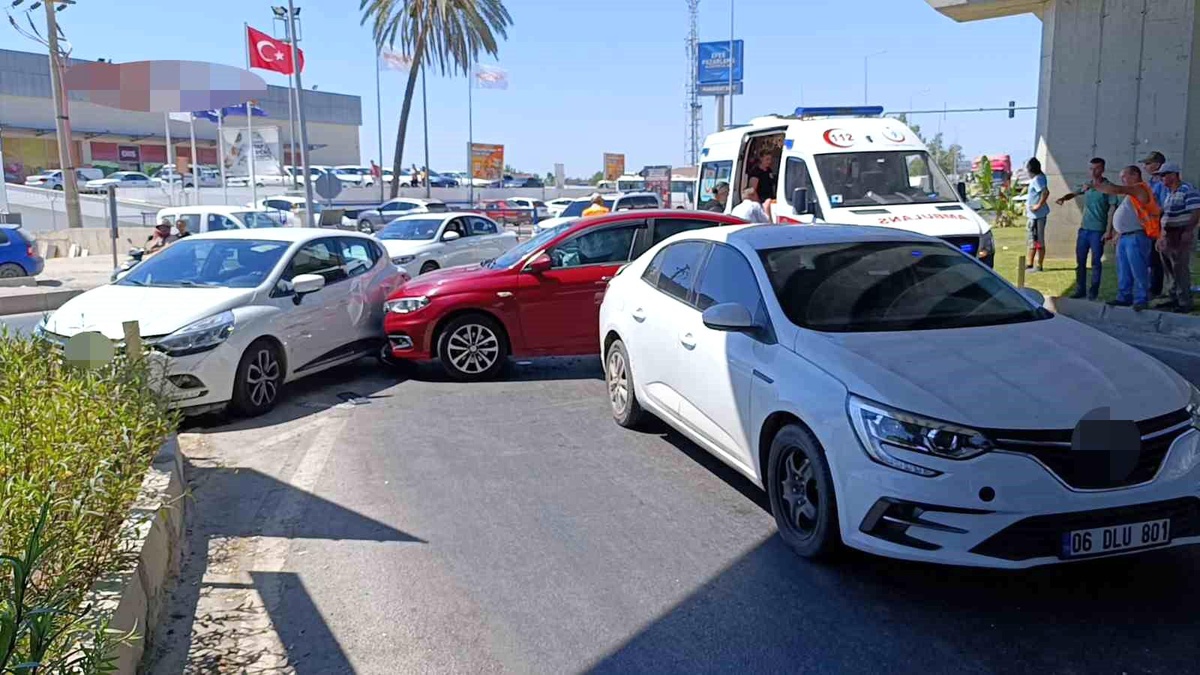 Manavgat\'ta Yan Yolda Meydana Gelen Trafik Kazasında 3 Kişi Yaralandı