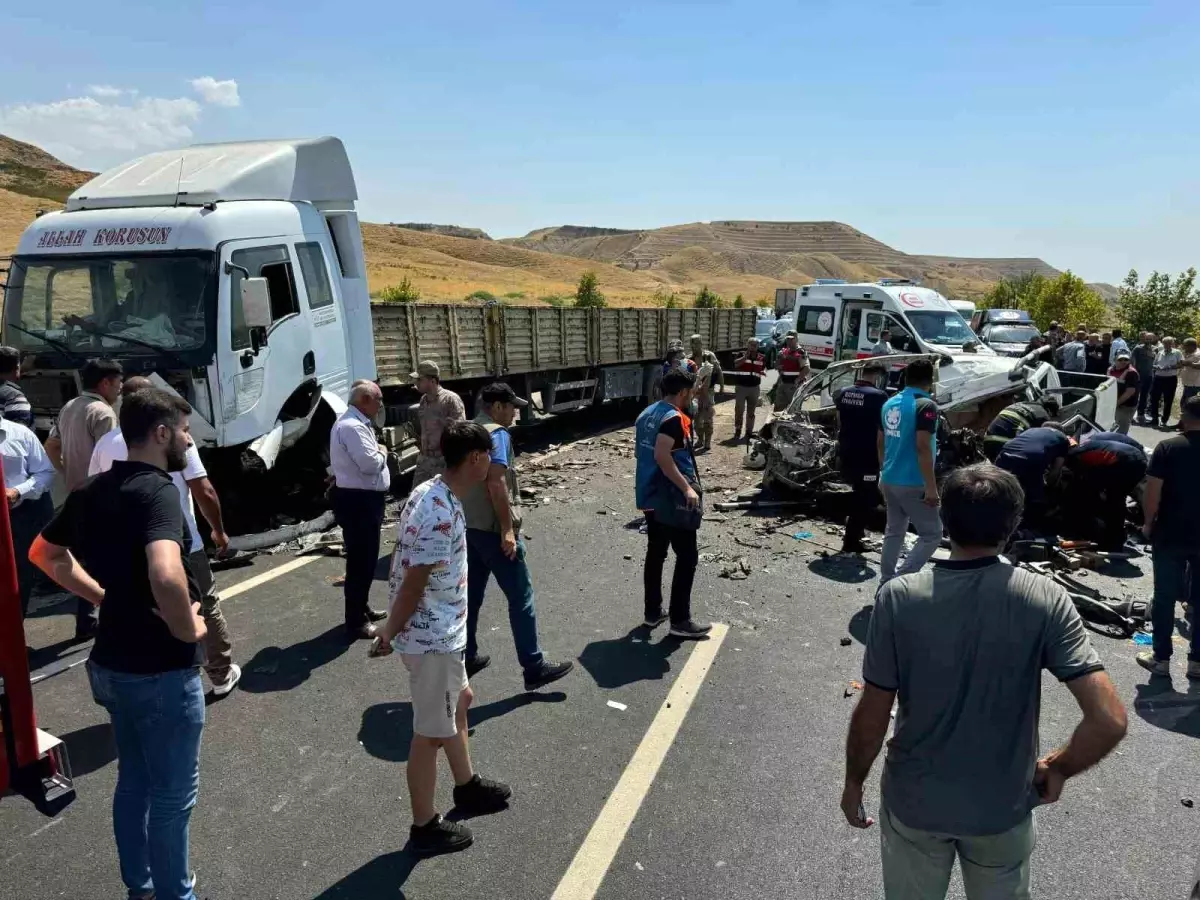 Batman\'da trafik kazasında hayatını kaybeden aile, düğün davetiyesinde isimleri kaldı