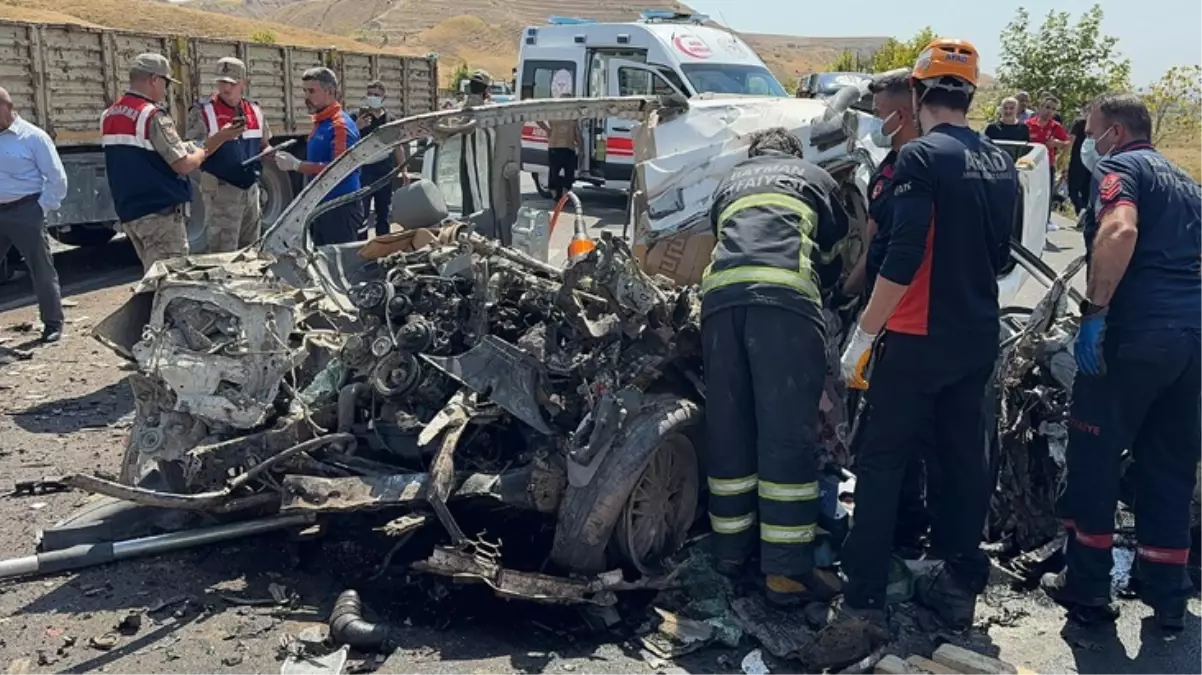 Düğüne giden ailenin pikabı ile tır çarpıştı: 4 ölü, 1 yaralı