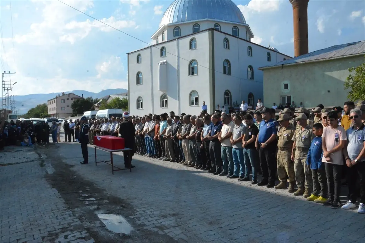 Astsubay Cemil Gündoğdu\'nun cenazesi memleketinde defnedildi