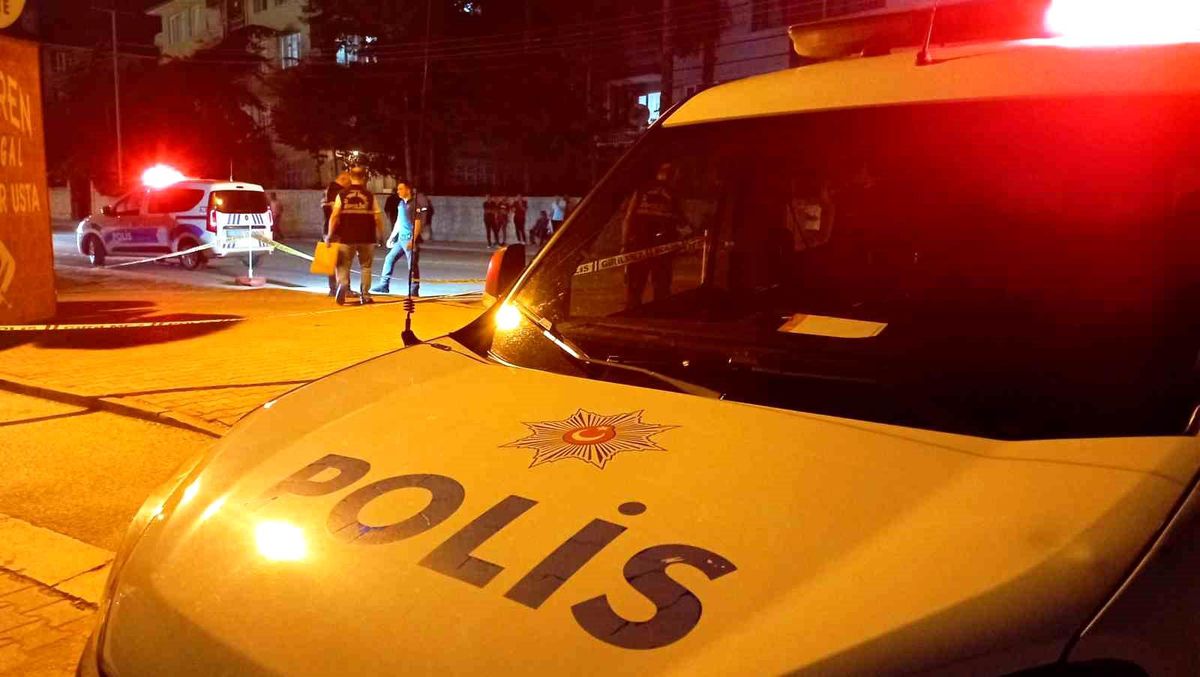 Konya\'da sokak ortasında çıkan tartışma kavgaya dönüştü, 2 kişi bıçaklandı