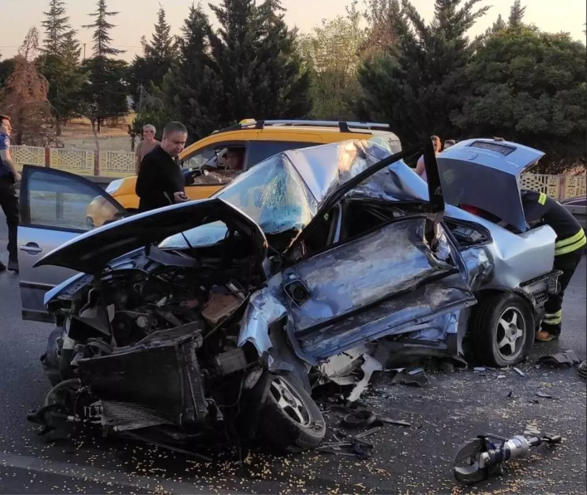 Akşehir\'de Tır ile Çarpışan Otomobilde 2 Kişi Hayatını Kaybetti