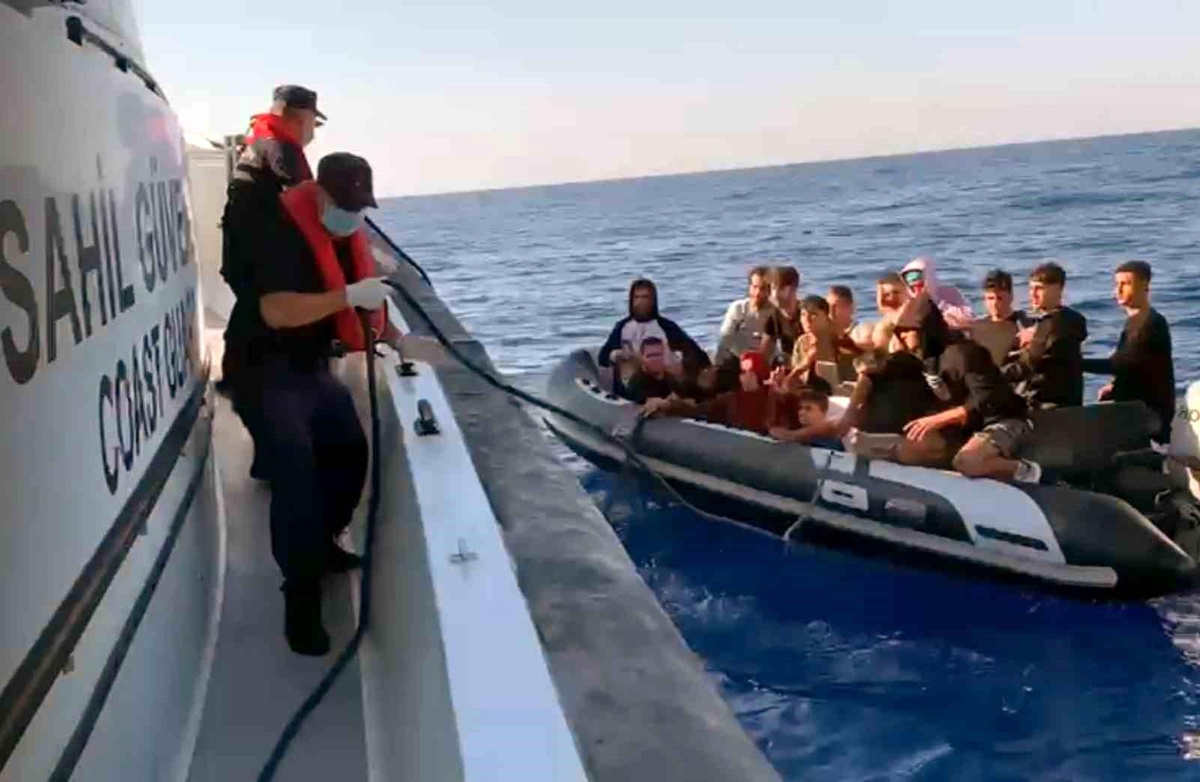 Marmaris Açıklarında 12 Düzensiz Göçmen Kurtarıldı