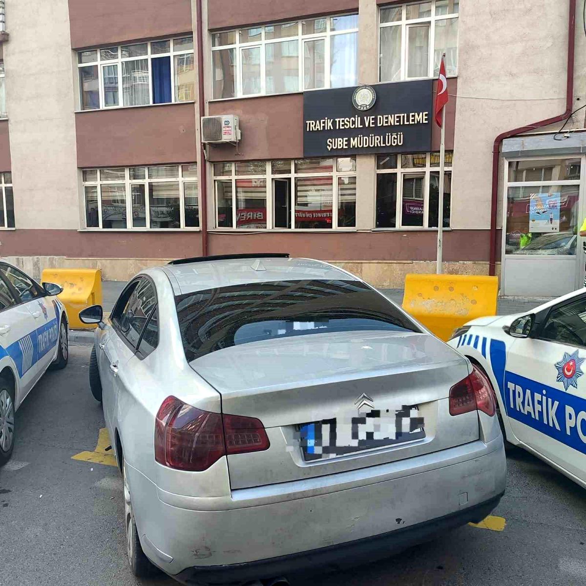 Sivas\'ta trafikte makas atan sürücüye para cezası ve ehliyetine el konuldu