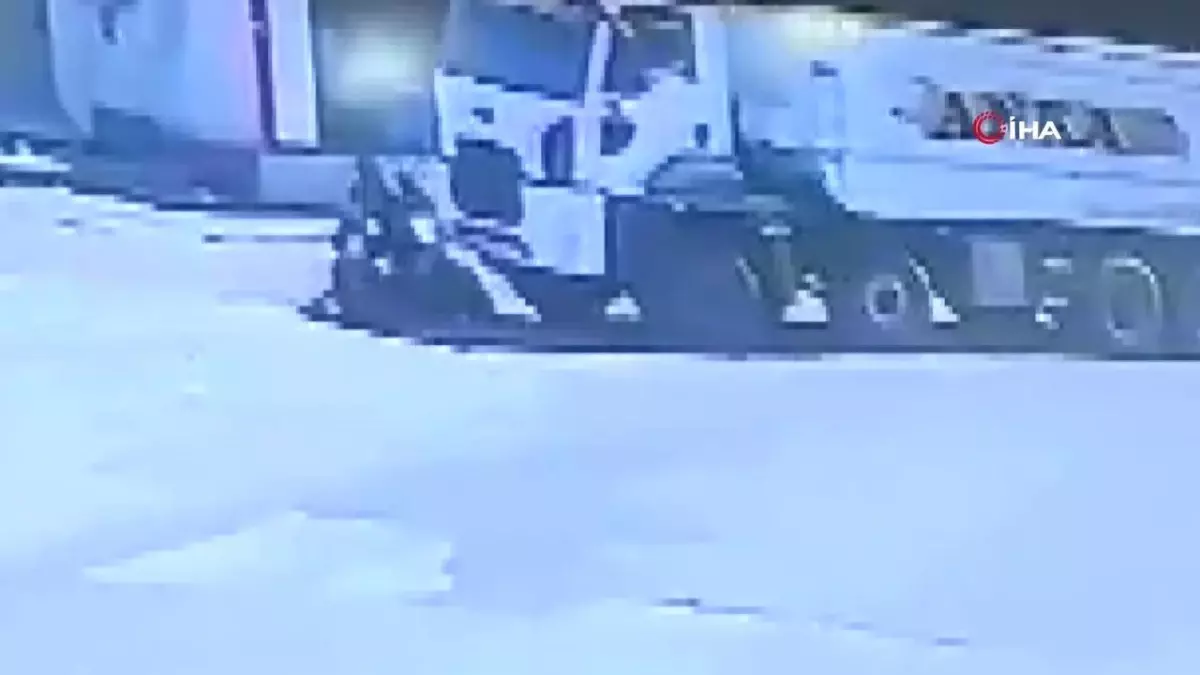 Motosiklet sürücüsünün hafriyat kamyonunun altında ezildiği anlar güvenlik kamerasında