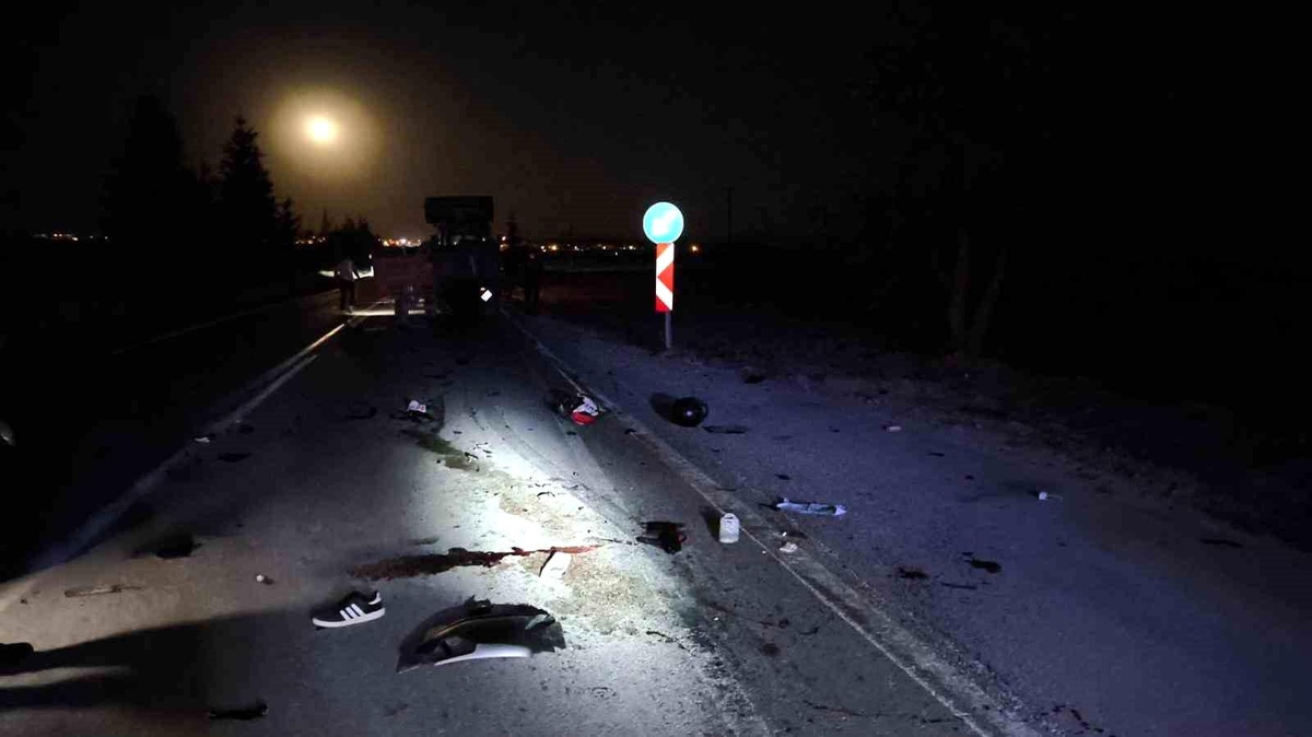 Afyonkarahisar\'da motosikletin traktör römorkuna çarptığı trafik kazasında 2 kişi hayatını kaybetti
