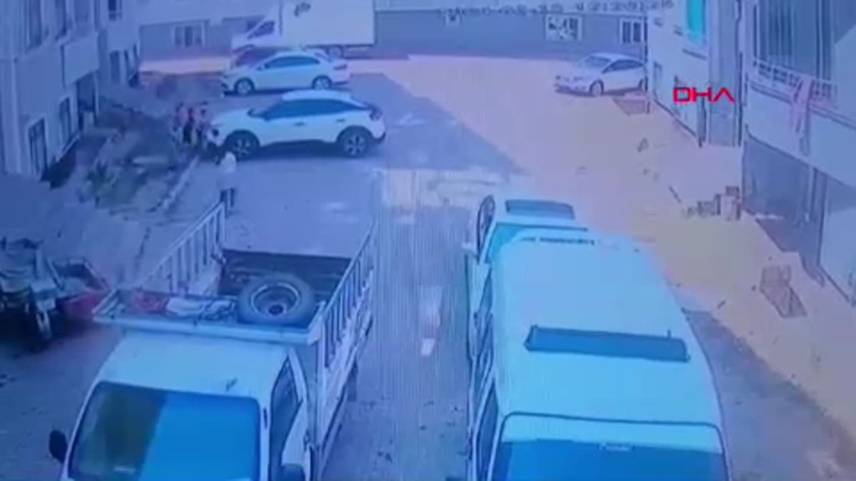 Muş\'ta çocuklar otomobili itekleyerek ölüme davetiye çıkardı