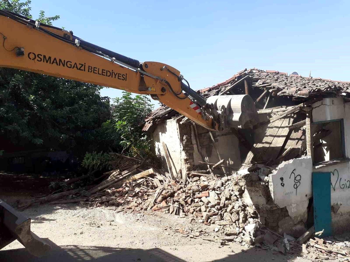 Osmangazi Belediyesi, Hamitler Mahallesi\'nde metruk binayı yıktı