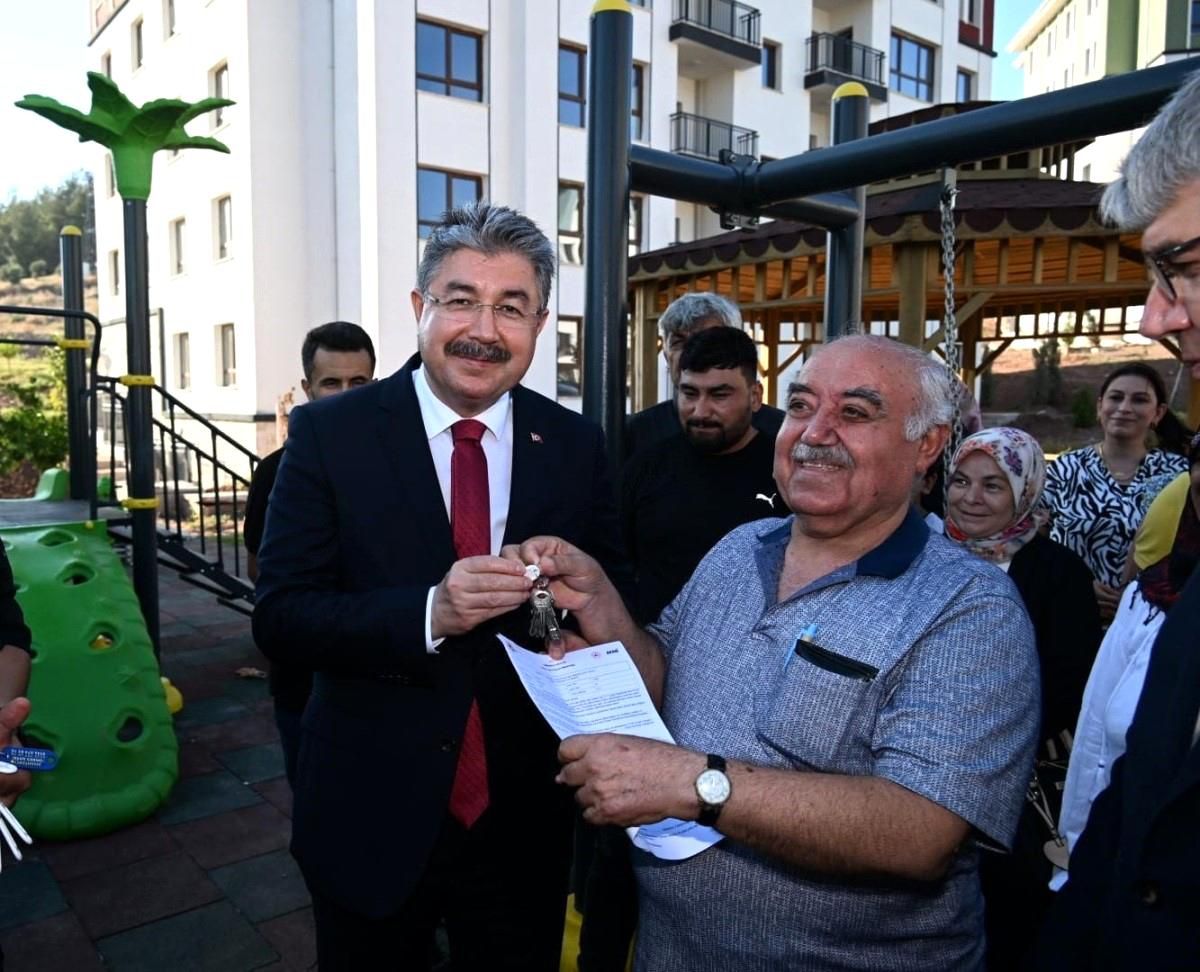 Osmaniye\'de deprem konutlarının anahtarları teslim edildi