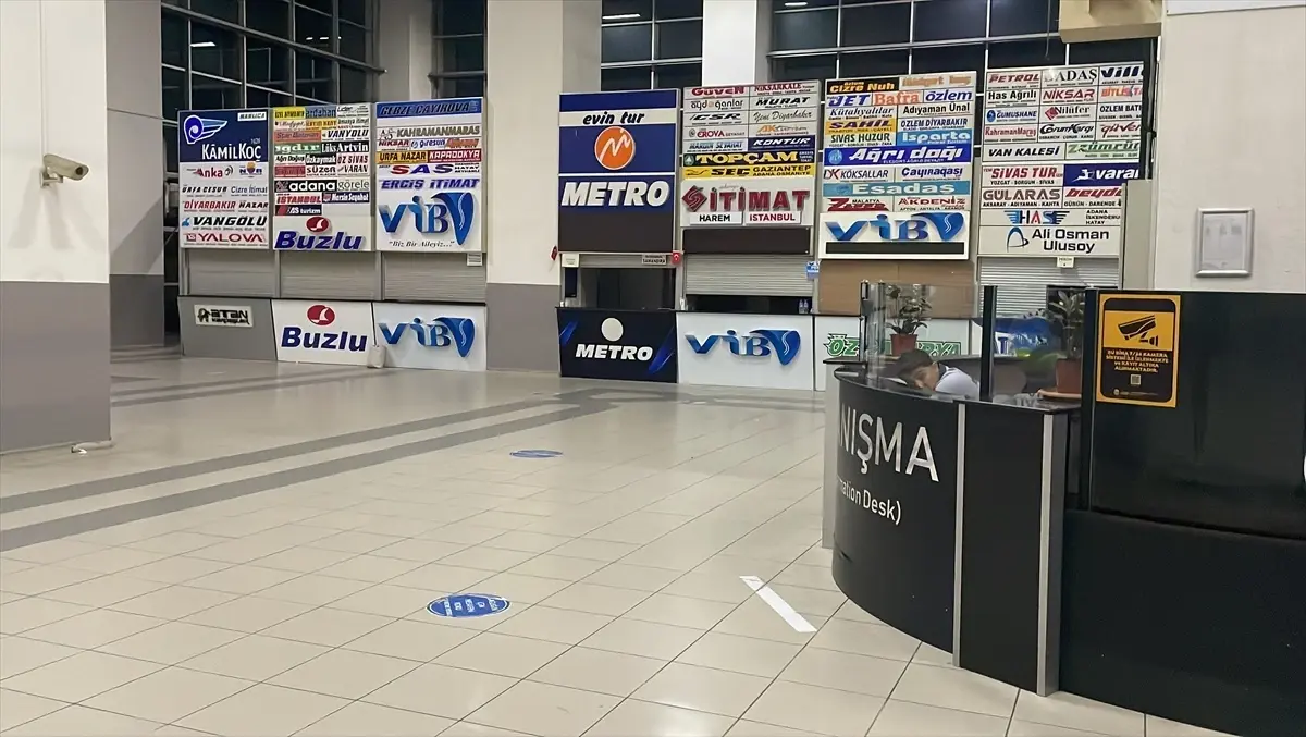 Sakarya Büyükşehir Belediyesi, Otobüs Terminali\'ndeki İşletmelerin İlave Yazıhane Yapımına Tepki Gösterdi