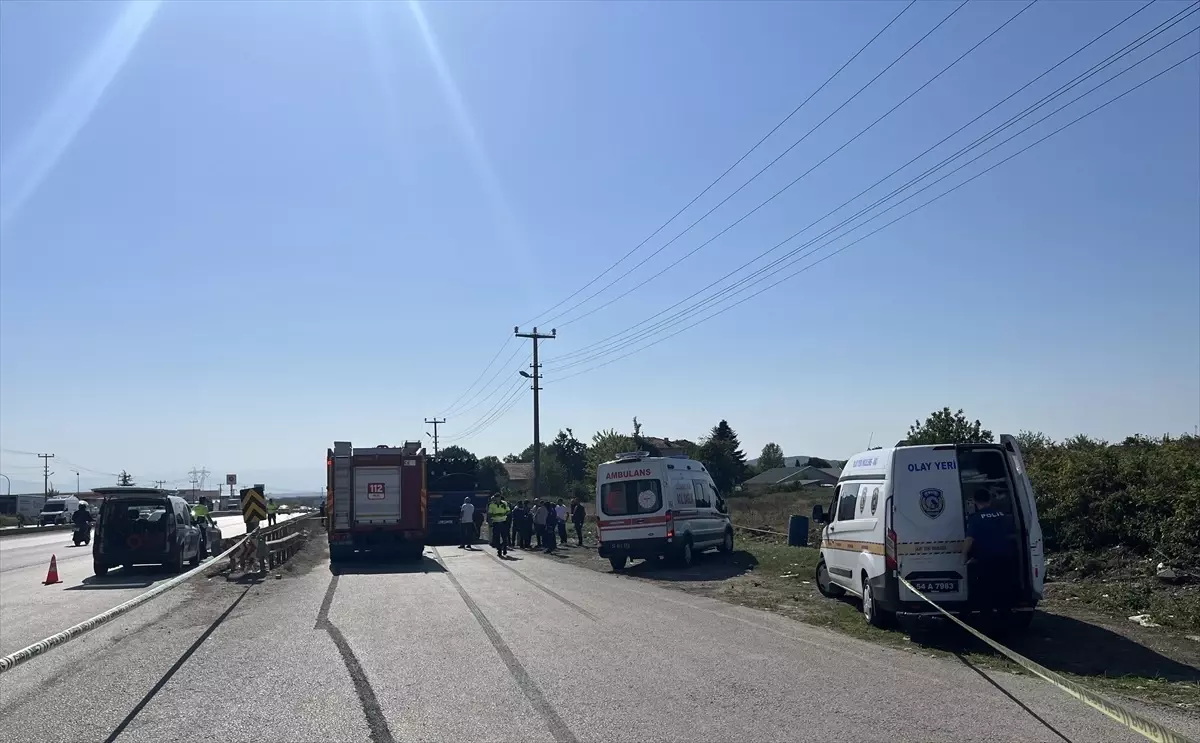 Sakarya\'da park halindeki tıra arkadan çarpan otomobilin sürücüsü hayatını kaybetti